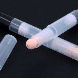 Concealer pen with sponge